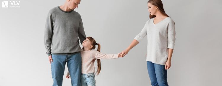 imagem de dois pais e uma criança representativa da guarda unilateral