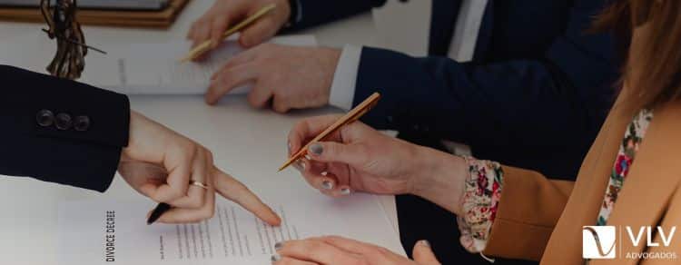 foto de mãos com caneta assinando processo de divórcio