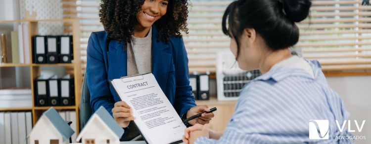 mulher procurando advogada imobiliária para ajudar no seu caso