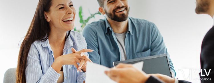 casal falando com advogado imobiliário para tratar de imóveis
