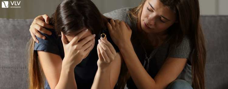 mulher triste com o divórcio tentando superar a separação