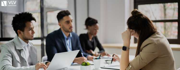 imagem representando pessoas em PAD (Processo Administrativo Disciplinar). 