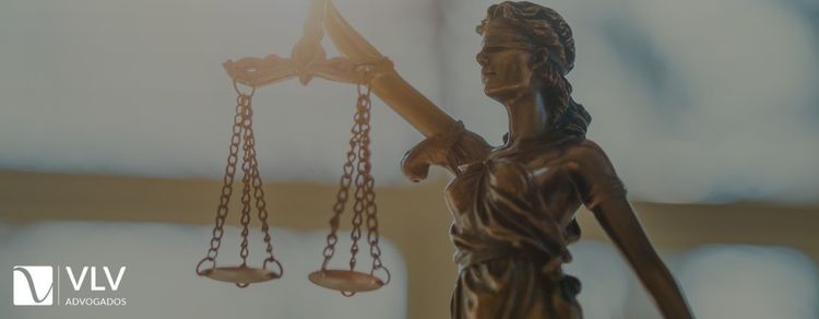 estatueta da deusa da justiça Têmis