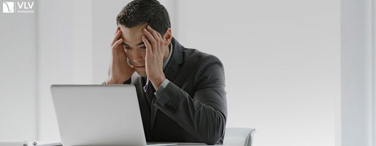 imagem representando empresário preocupado com processos trabalhistas. 