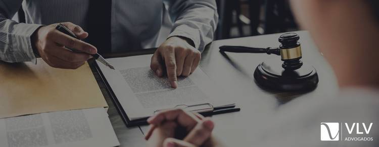 advogado instruindo cliente intimado para comparecer à delegacia
