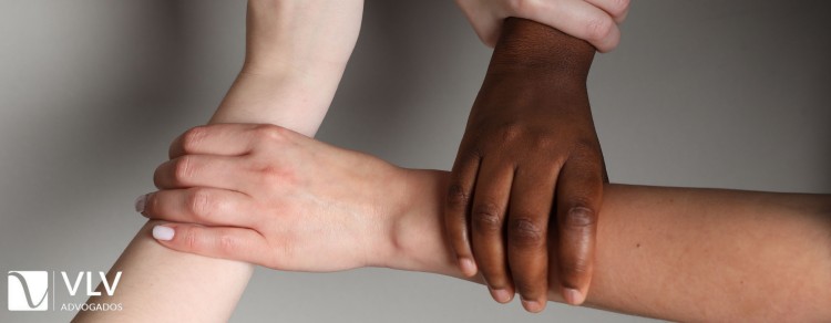 Injúria racial e racismo: o que são e quais as penas no Brasil? 1 imagem representando injúria racial e racismo