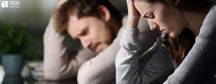 casal triste decidindo entre separação e divórcio