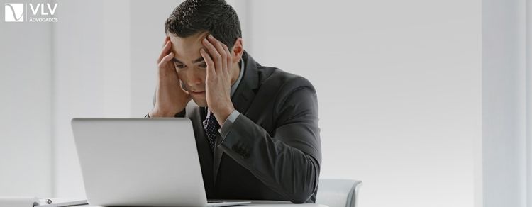 imagem representando empresário preocupado com a falência. 