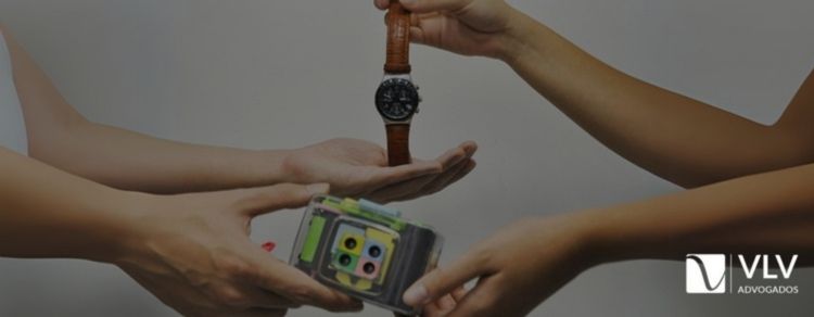 Contrato de troca ou permuta: trocar um bem por outro! 1 imagem de pessoas fazendo contrato de troca ou permuta