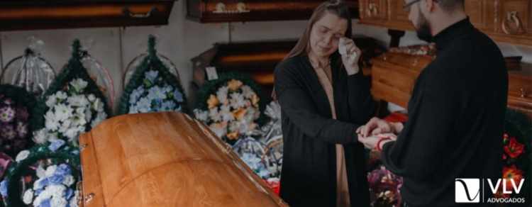 imagem representando pessoas na funerária