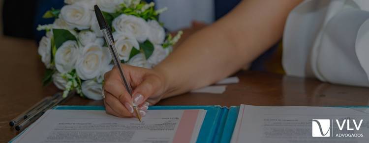 imagem representando troca de sobrenome após casamento