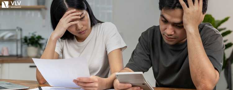 Cobrança indevida: como identificar e o que fazer? 1 imagem de um casal aflito por cobrança indevida