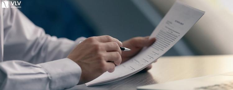 O que é um testamento vital e para que serve? 1 homem lendo um testamento vital