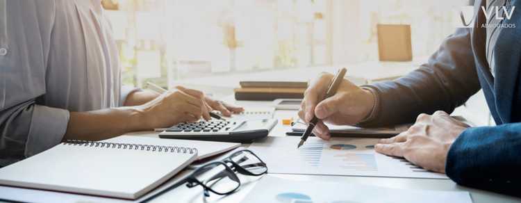 Abusos bancários: quais são e o que fazer? 1 Imagem representando abusos bancários