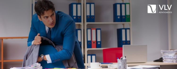 Imagem representando furto e roubo no trabalho.