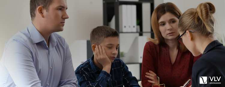 Pessoas em consulta com advogado de direito de família. 