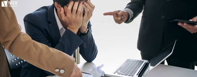 pessoas brigando com um advogado errado para divórcio