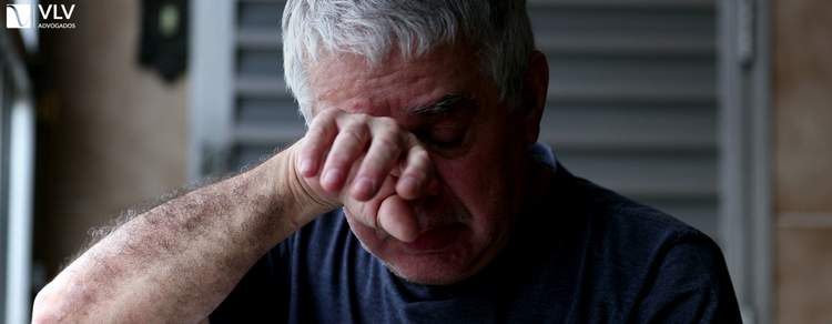 Artimanhas do INSS: como se proteger? 1 idoso triste por ter caído nas artimanhas do inss
