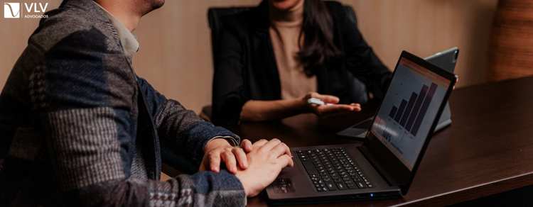 Divórcio de sócios: quais os impactos na sociedade limitada? 1 imagem de sócios para representar o divórcio de sócios