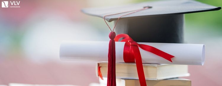 chapéu de formatura da estudante de medicina condenada
