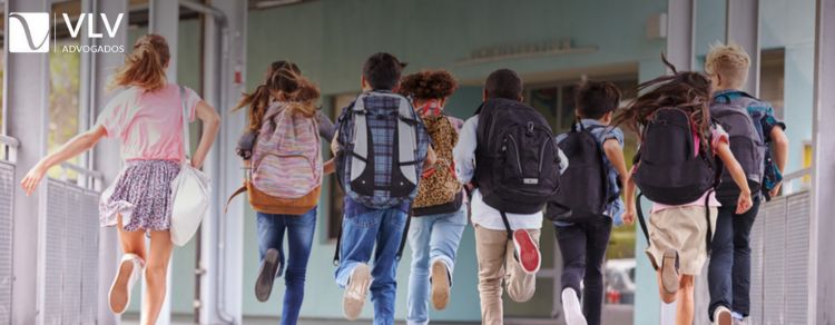 imagem de alunos representando horário obrigatório na escola