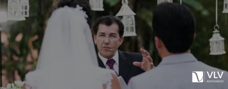 imagem de um juiz de paz realizando uma cerimônia de casamento