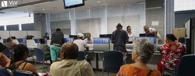 imagem de pessoas em um banco representando procedimentos bancários