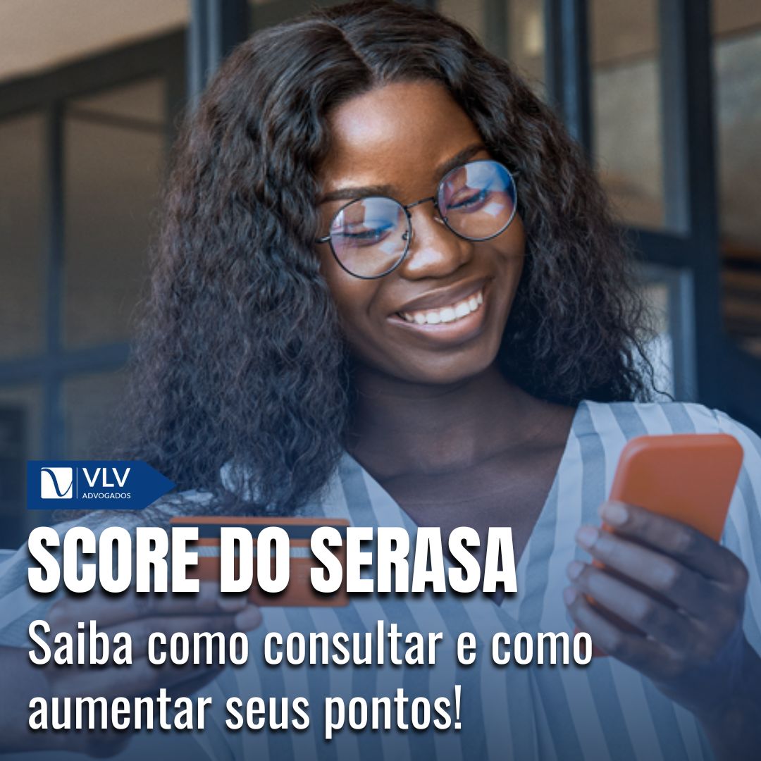 Score do Serasa: mulher feliz sorrindo para o telefone com o cartão na mão