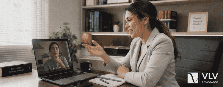 Usucapião de carro é possível? Guia completo 2026 3 Advogada em atendimento online explicando processo jurídico ao cliente