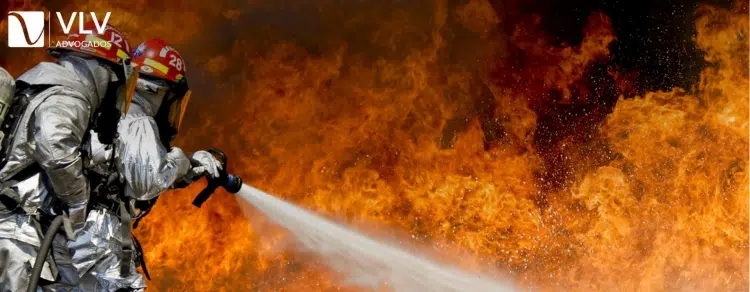 Quais são as principais leis que regulamentam a prevenção e combate a incêndios no Brasil?