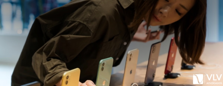 direitos ao comprar iPhone: mulher olhando iPhones