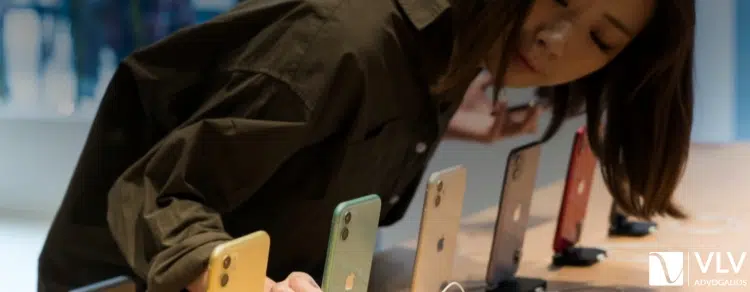 direitos ao comprar iPhone: mulher olhando iPhones