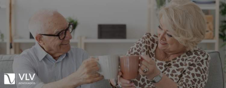 imagem de um casal de idosos em comunhão total de bens
