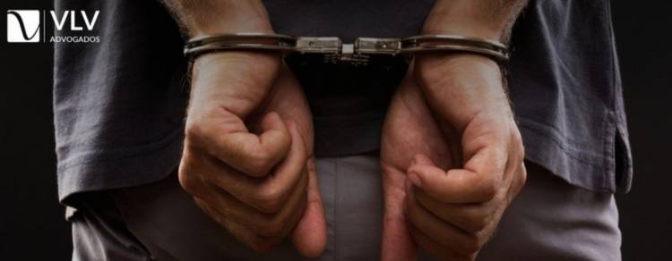 pessoa utilizando algemas, representando crimes comissivos, omissivos e de conduta mista