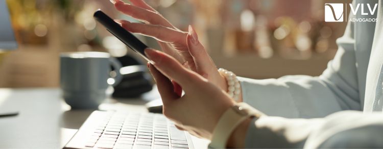 Espionagem de celular: posso mexer no celular do outro? 1 imagem representando espionagem de celular