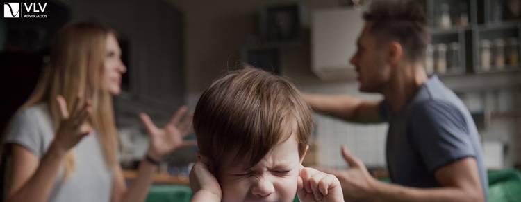 imagem representando ex-marido ameaçando tirar a guarda do filho.