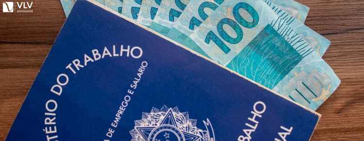 dinheiro e carteira de trabalho representando o salário mínimo