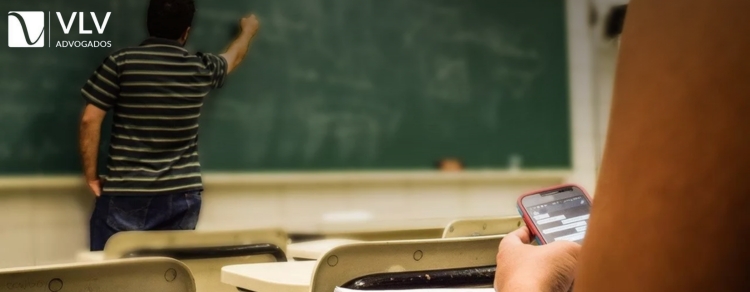 O uso de celular nas escolas é proibido? O que a lei diz? 