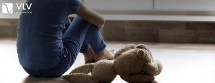 imagem de uma criança sozinha simbolizando o abandono afetivo