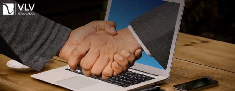imagem de duas pessoas apertando as mãos, definindo a contratação de um advogado online