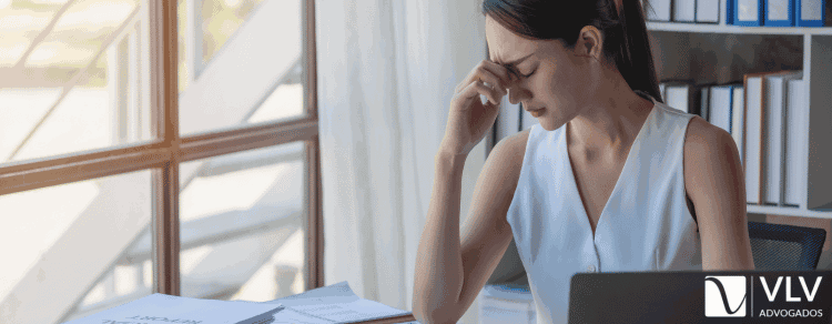 Burnout no trabalho: o que diz a CLT e quais os direitos? 1 mulher sofrendo de burnout no trabalho
