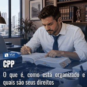 O que significa CPP? Código de Processo Penal explicado 4 Advogado consultando código de processo penal (cpp) sobre a mesa.