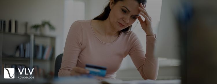 imagem de mulher preocupada sobre negociar dívida com o banco