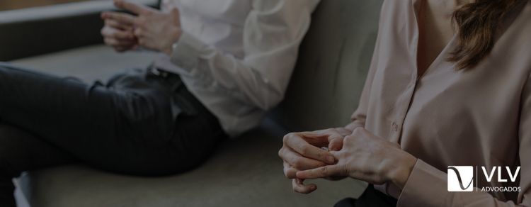 um casal representando o processo de entrada no divórcio