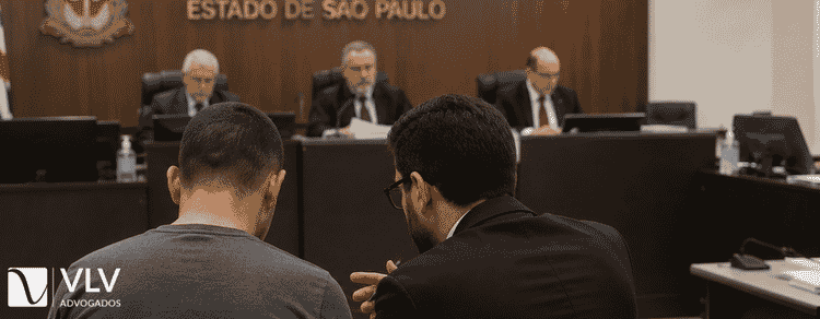 Revisão criminal: quando é possível rever uma condenação? 1 homem condenado e seu advogado no tribunal de Justiça de São Paulo pedindo por revisão criminal