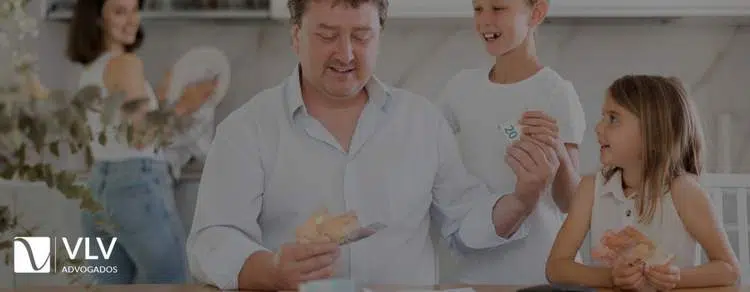 imagem de um pai dando pensão alimentcia ao filho