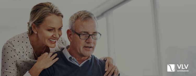 casal de idosos olhando para o computador