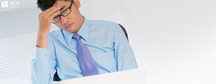 Imagem representando advertência no trabalho. 