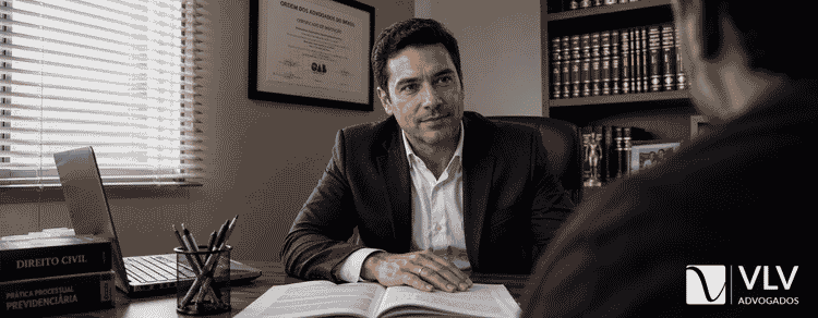 Desapropriação: o que é, como funciona e como garantir uma indenização justa? 3 Advogado brasileiro analisando documentos de desapropriação