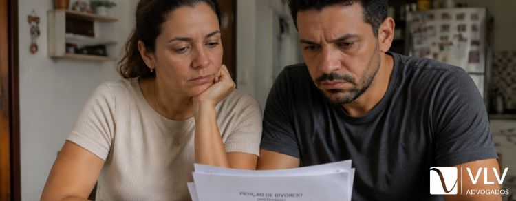 casal olhando os documentos para dar entrada no divórcio